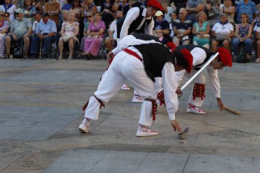  Eski Bilbao kasabasında Bask halk festivali