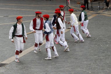 Sokakta Bask halk dansları sergisi