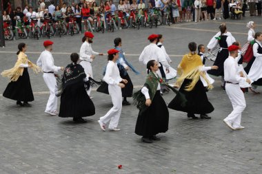 Sokakta Bask halk dansları sergisi