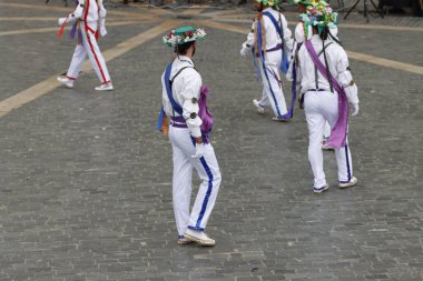 Sokakta Bask halk dansları sergisi