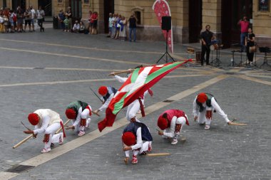 Sokakta Bask halk dansları sergisi