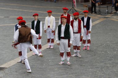 Sokakta Bask halk dansları sergisi
