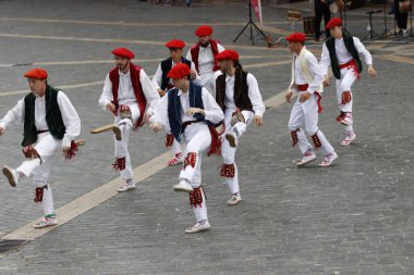 Sokakta Bask halk dansları sergisi