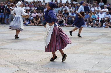 İspanya 'nın eski Bilbao kasabasında Bask halk dansı festivali