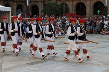 İspanya 'nın eski Bilbao kasabasında Bask halk dansı festivali