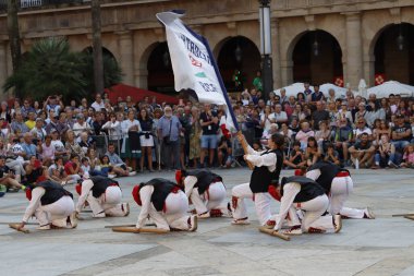 İspanya 'nın eski Bilbao kasabasında Bask halk dansı festivali