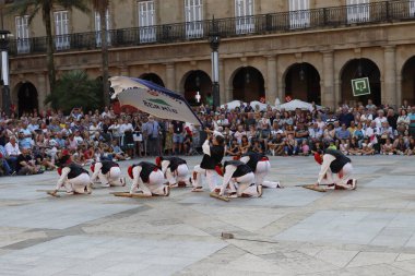 İspanya 'nın eski Bilbao kasabasında Bask halk dansı festivali