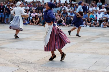 İspanya 'nın eski Bilbao kasabasında Bask halk dansı festivali