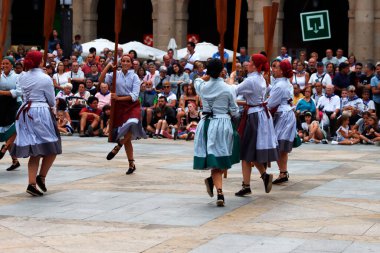 İspanya 'nın eski Bilbao kasabasında Bask halk dansı festivali