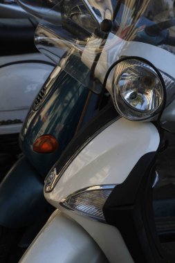 Palermo, İtalya 'da bir sokakta motosikletler