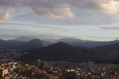 Parkta güneşli bir akşam