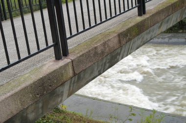 Nehir Bilbao parkından akıyor.