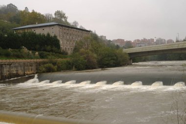 Nehir Bilbao parkından akıyor.