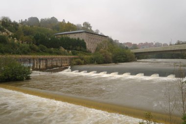Nehir Bilbao parkından akıyor.