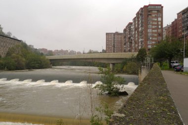 Nehir Bilbao parkından akıyor.