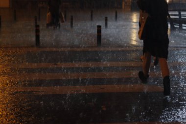 Yağmurlu gece şehir