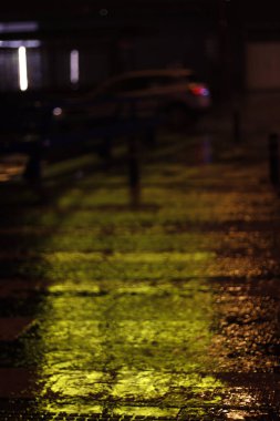 Yağmurlu gece şehir