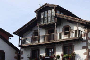 Navarre köyünde Bask tarzı mimari