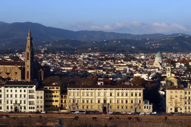 Akşamları bir tepeden Floransa manzarası