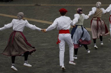 Bask halk dansı gösterisi