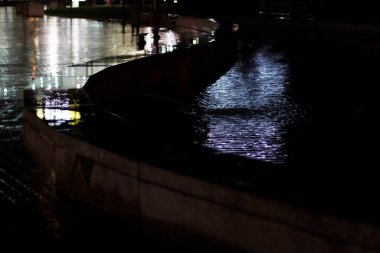 Yağmurlu gece şehir