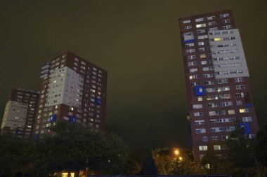 Yağmurlu gece şehir