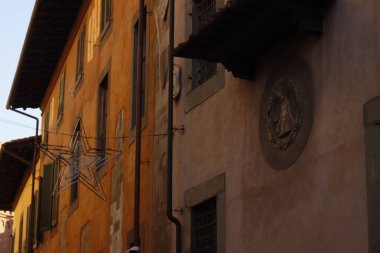 İtalya 'nın Pisa şehrinde klasik bir binanın cephesi.