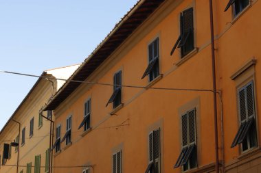 İtalya 'nın Pisa şehrinde klasik bir binanın cephesi.