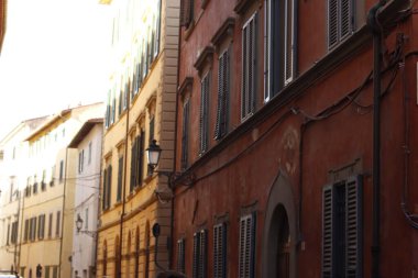 İtalya 'nın Pisa şehrinde klasik bir binanın cephesi.