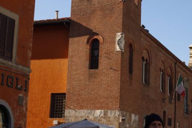 İtalya 'nın Pisa şehrinde klasik bir binanın cephesi.