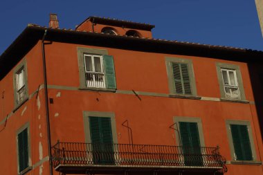 İtalya 'nın Pisa şehrinde klasik bir binanın cephesi.