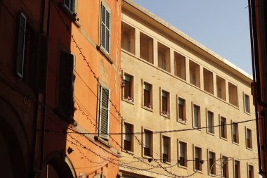 İtalya 'nın Pisa şehrinde klasik bir binanın cephesi.