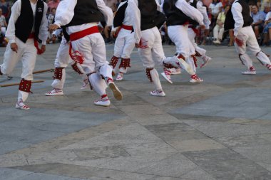 Açık hava festivalinde Bask halk dansı sergisi