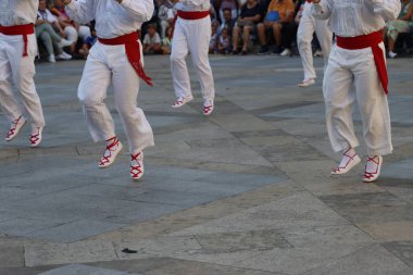 Açık hava festivalinde Bask halk dansı sergisi