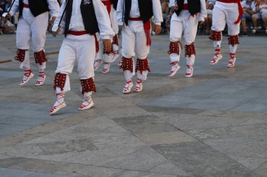 Açık hava festivalinde Bask halk dansı sergisi
