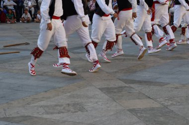 Açık hava festivalinde Bask halk dansı sergisi