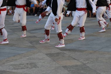Açık hava festivalinde Bask halk dansı sergisi