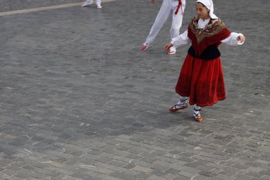 Sokaktaki basklı halk dansçıları