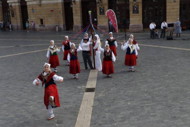 Bask halk dansı gösterisi