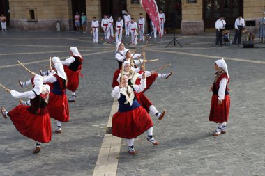 Bask halk dansı gösterisi