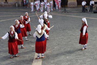 Bask halk dansı gösterisi