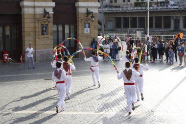 Bask halk dansı gösterisi