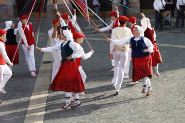 Bask halk dansı gösterisi