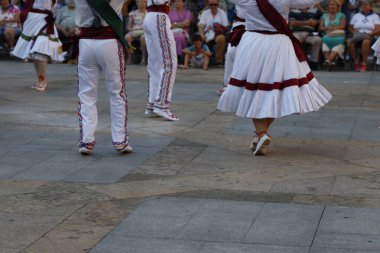 Sokak gösterisinde Bask halk dansçıları
