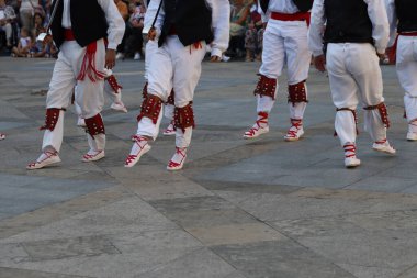 Sokak gösterisinde Bask halk dansçıları