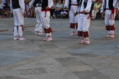 Sokak gösterisinde Bask halk dansçıları