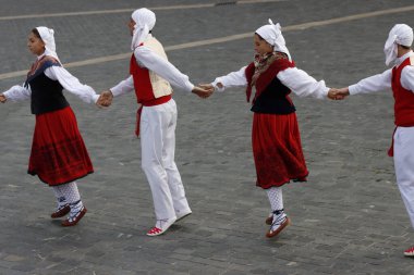 Bask halk dansı gösterisi