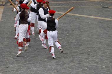 İspanya 'nın Bilbao caddesinde halk dansları gösterisi