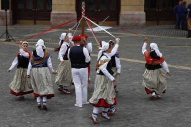 İspanya 'nın Bilbao caddesinde halk dansları gösterisi