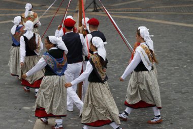 İspanya 'nın Bilbao caddesinde halk dansları gösterisi